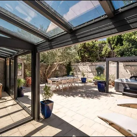 Villa Comme Evidence *